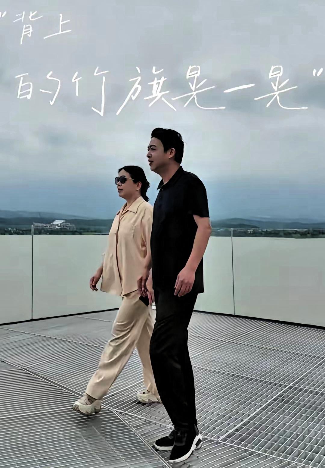 搬起石头砸自己的脚
他大娘直播时，宣称许敏签约机构并企图将此事当作隐私黑料大肆曝