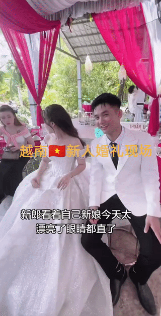 这是越南一个婚礼现场。
新郎娶了一位长得非常漂亮的新娘子。
他的喜悦之情，真是溢