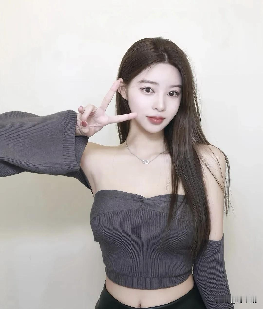 黛影裁云落玉肩，
柔荑轻挽月痕边。
青丝漫卷春风色，
一笑嫣然动楚天。