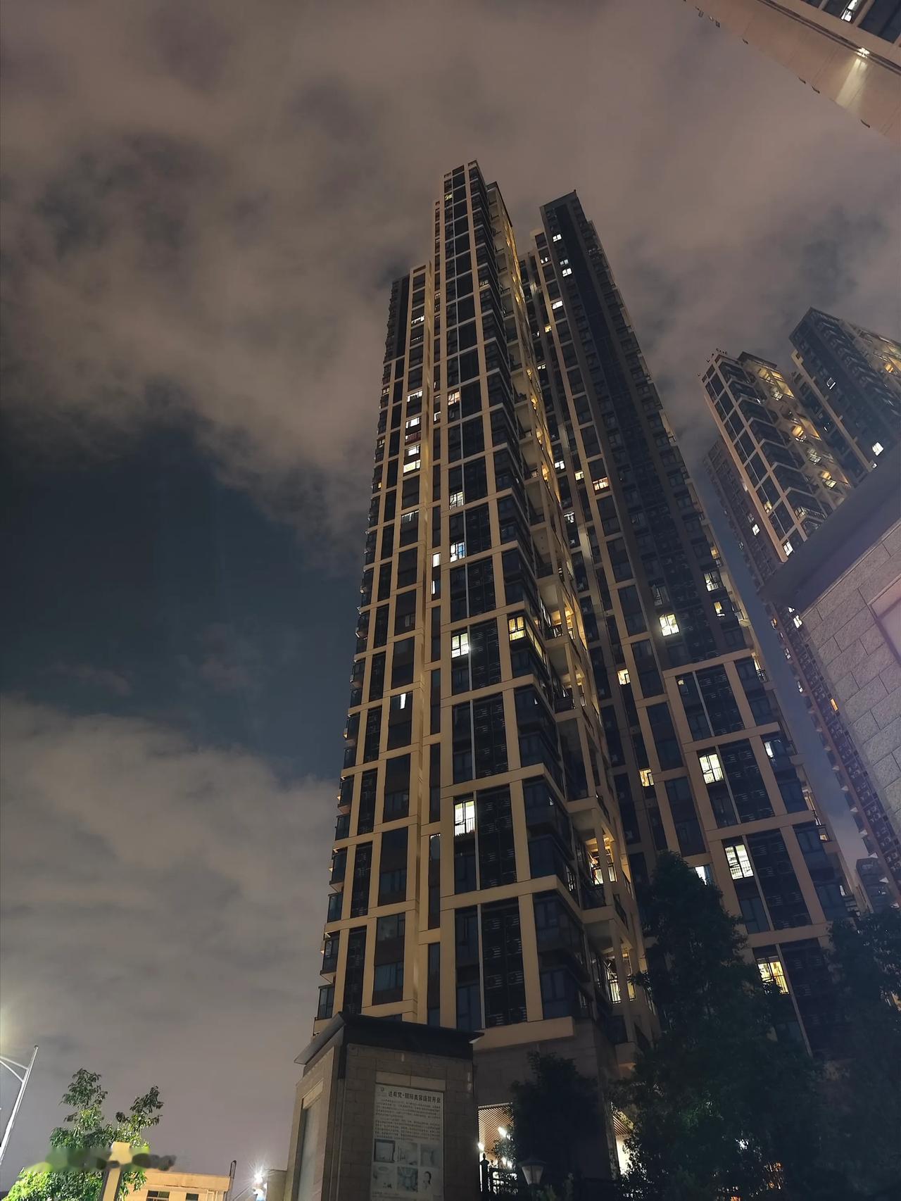 小时候，总是羡慕别人住高楼大厦，长大后又羡慕别人可以住有个大花园平房。
