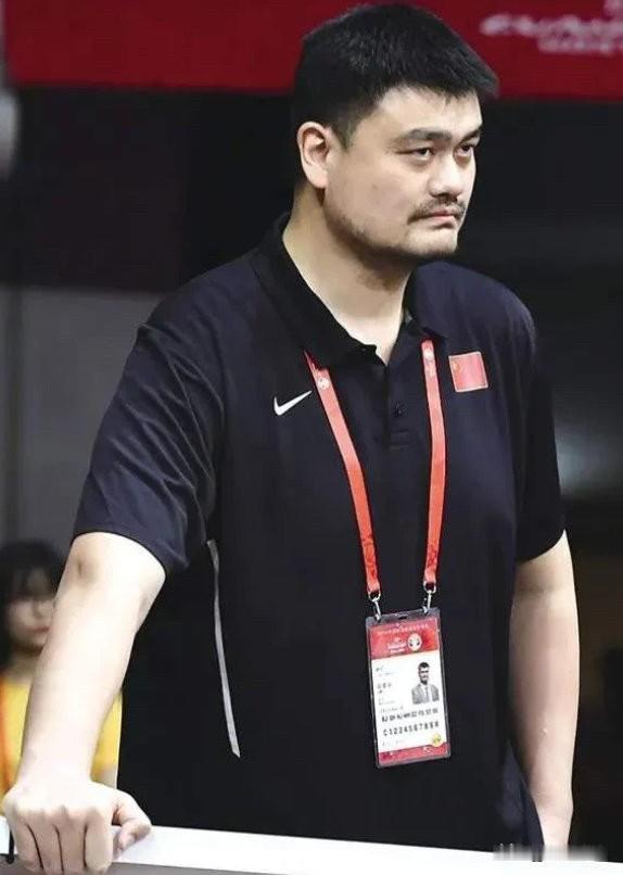 姚明、刘国梁这类顶尖专业运动员转型体育官员，很多人看着都觉得别扭。嘴上说着专业人