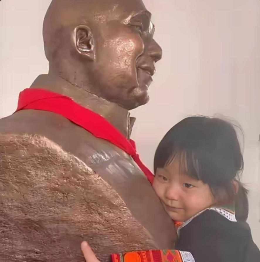 3岁女童抱住大凉山石像不肯撒手，一句