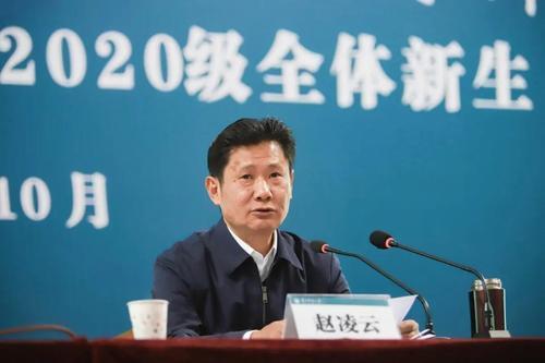 “空有凌云志，枉自鹏程路”，这句巧妙嵌入两人姓名的评语，精准点出了华中师范大学近