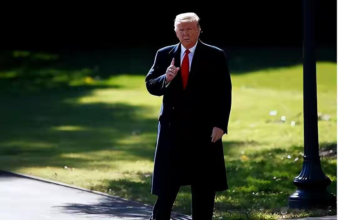 特朗普调转枪口，1500美军精锐剑指明尼苏达州
 
美军未对伊朗动武，特朗普却将