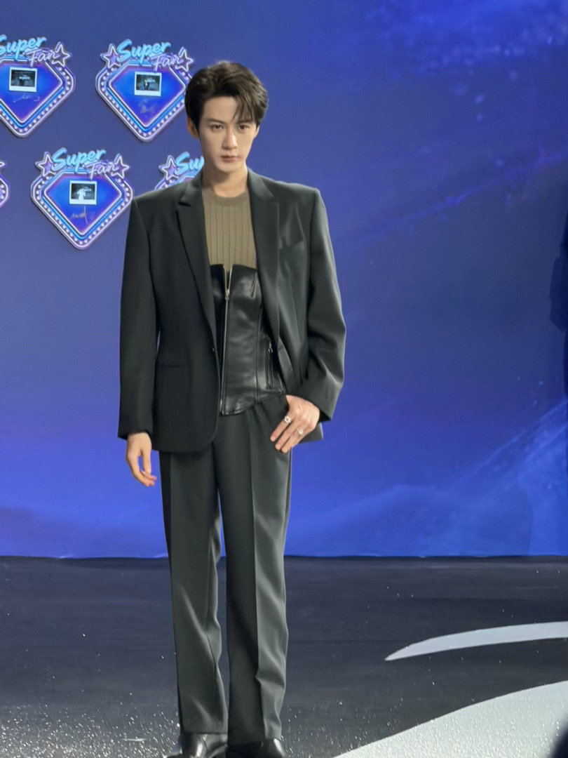 檀健次用美甲预告节目檀健次HooHoo同款美甲檀健次好另类的节目预告方式😂直接