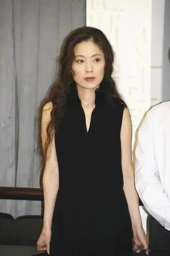 脚下生风，腰若风摆柳，内八字走路和外八字走路与之相比望尘莫及，气质高下立判。
