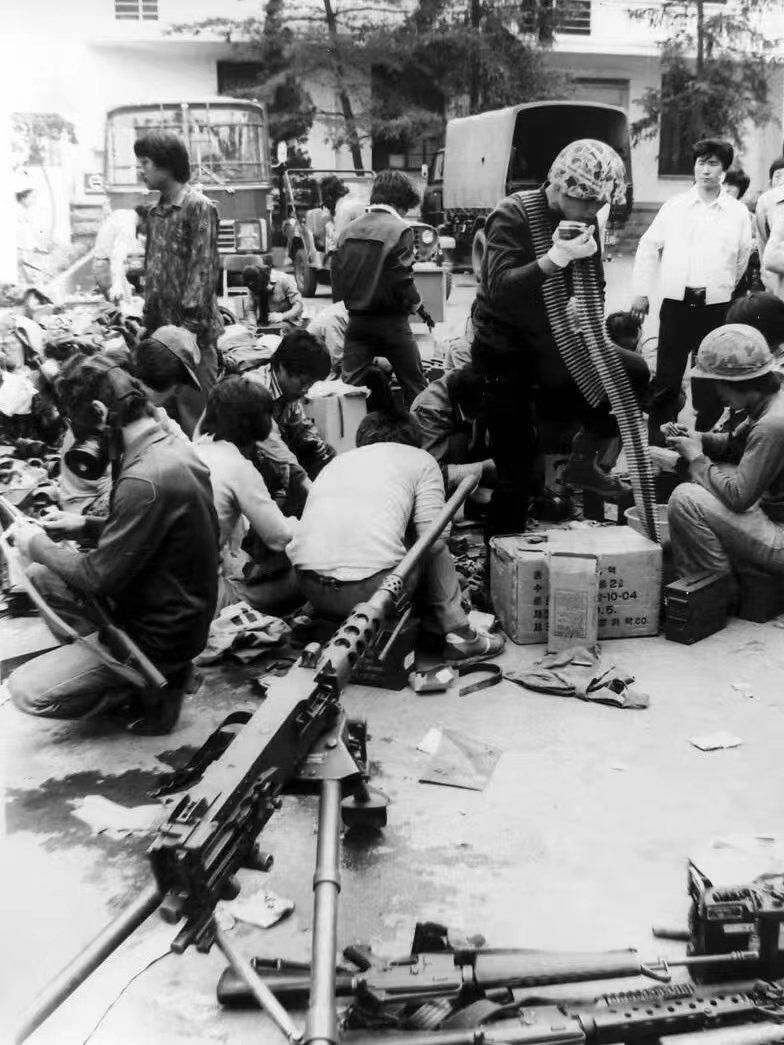下图是1980年韩国光州普通民众武装自己对抗全斗焕政府的画面，很难想象这是一个国