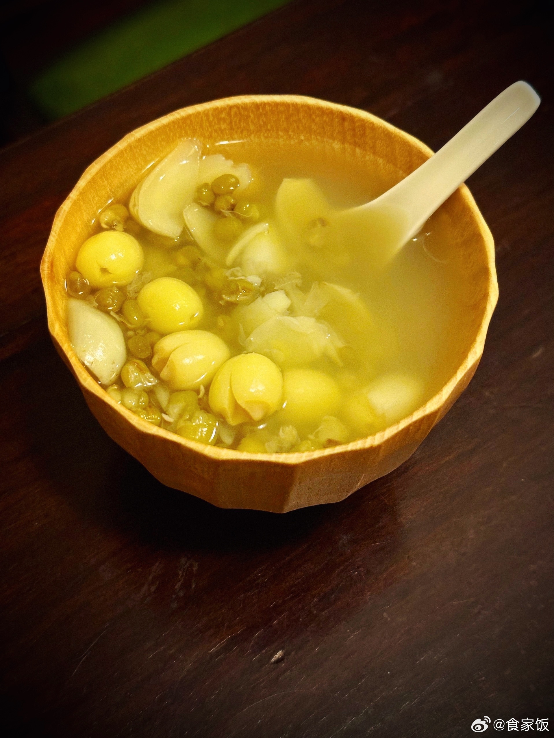 几乎隔天就煮一小锅绿豆汤。百合绿豆汤，莲子绿豆汤，鸡头米绿豆汤。苦茵茵的，甜丝丝
