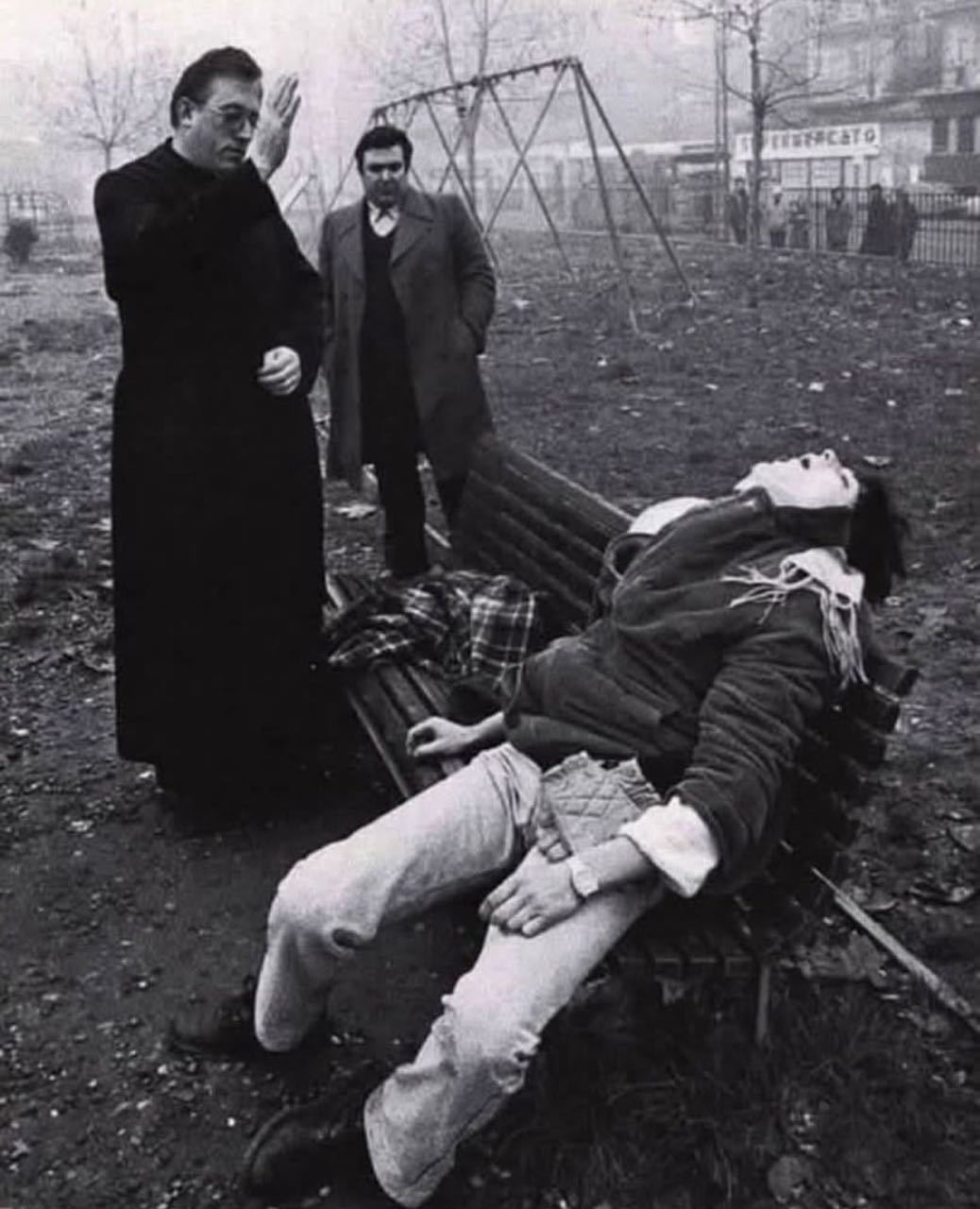 【来自投稿】1979年12月，意大利米兰  牧师为一名死在街头的流浪者祷告 