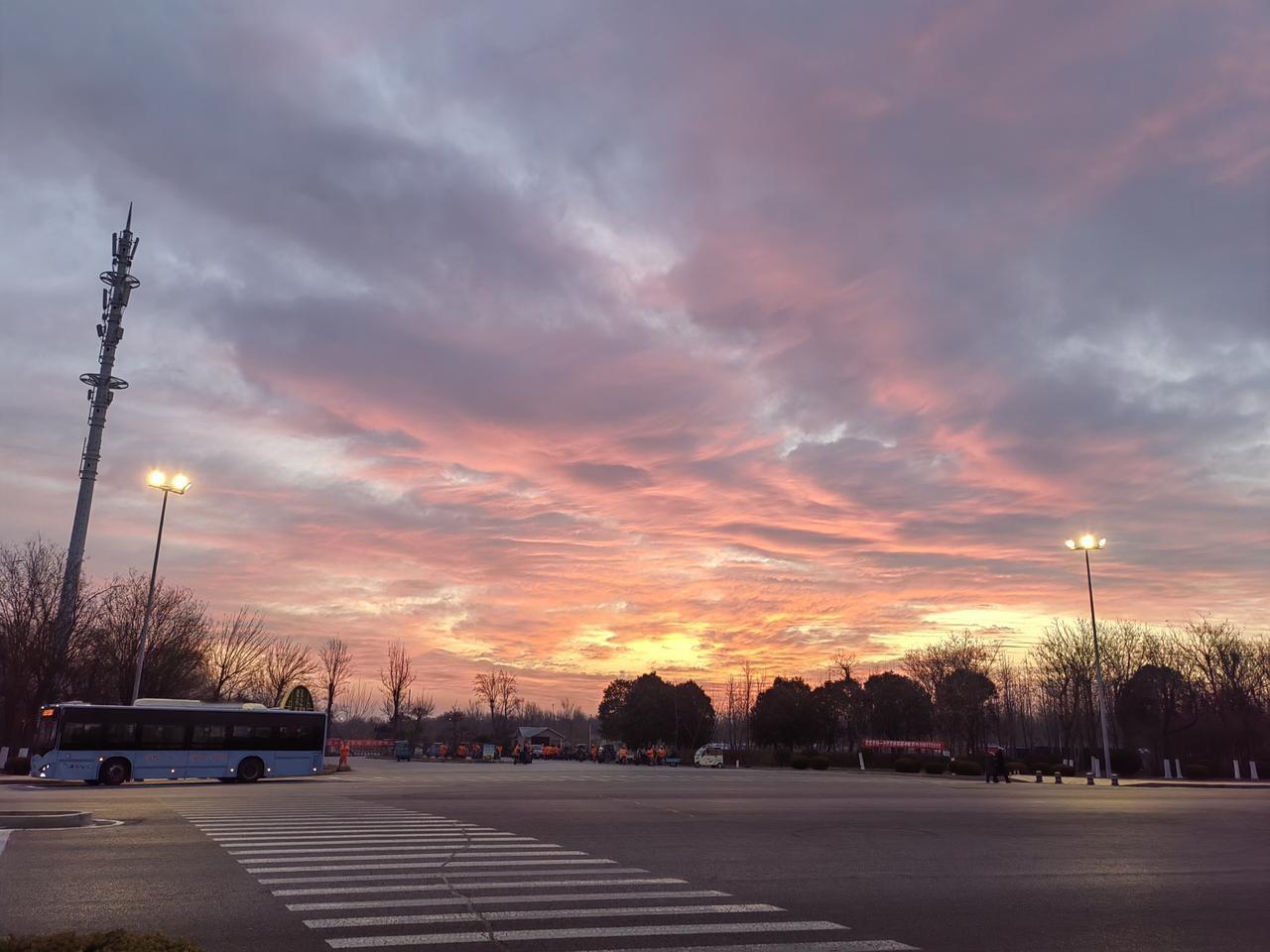 我想有一所房子
小小的
可以容下：
孤独
野花
松风
偶尔的雨点
......