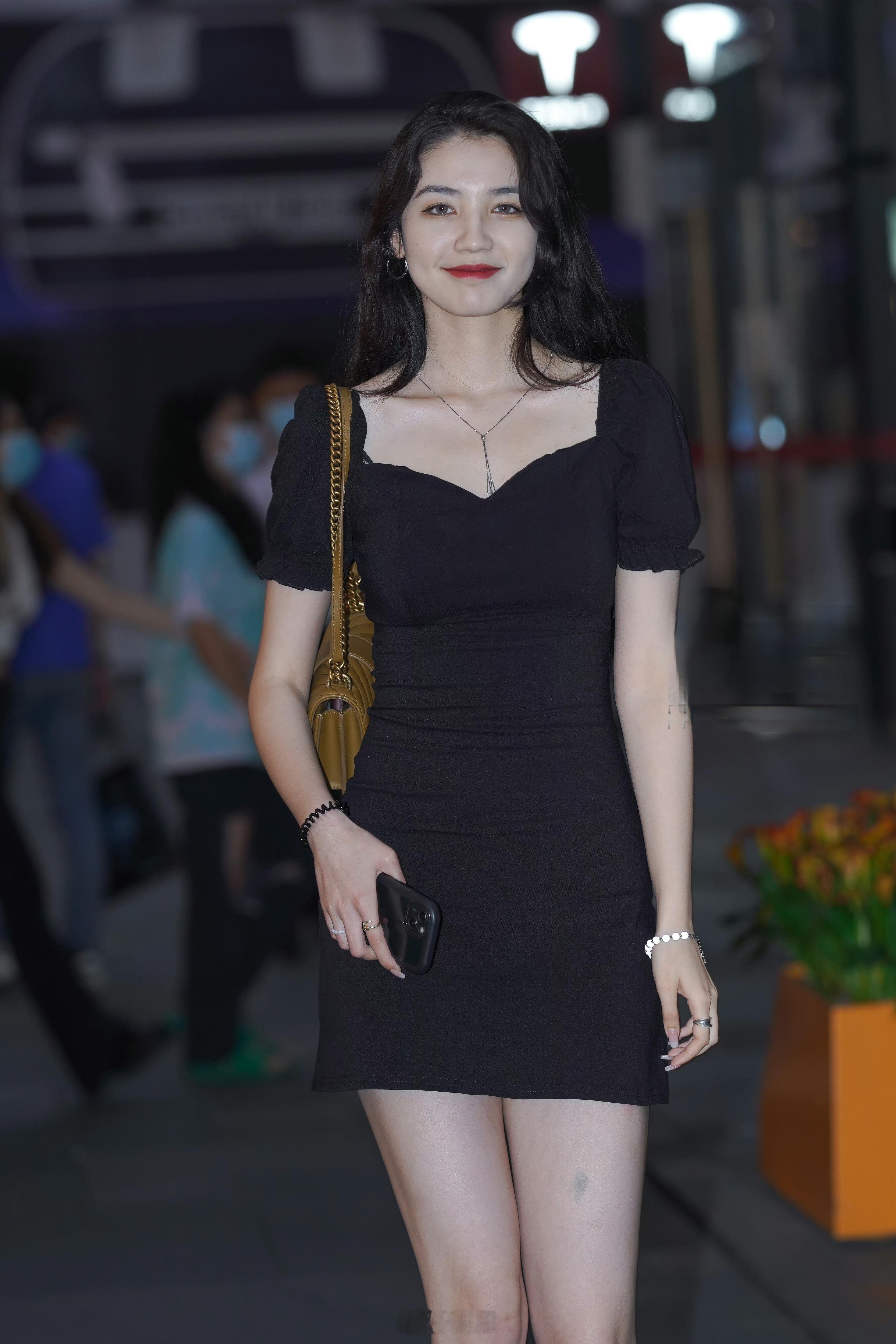 小姐姐的卷发有点好看 ​​​