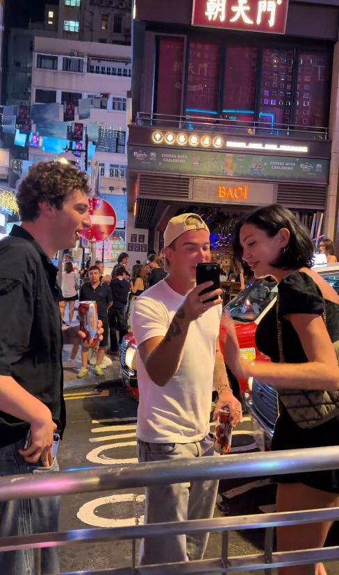 “国籍一换，评论过万”！老外在香港兰桂坊酒吧街跳舞，身后是成串的的士司机，面对拍