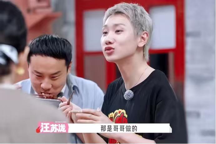 孟子义：“胜子，你这红烧肉外卖在哪儿叫的？下次还叫他家的。”

汪苏泷：“哎呀，