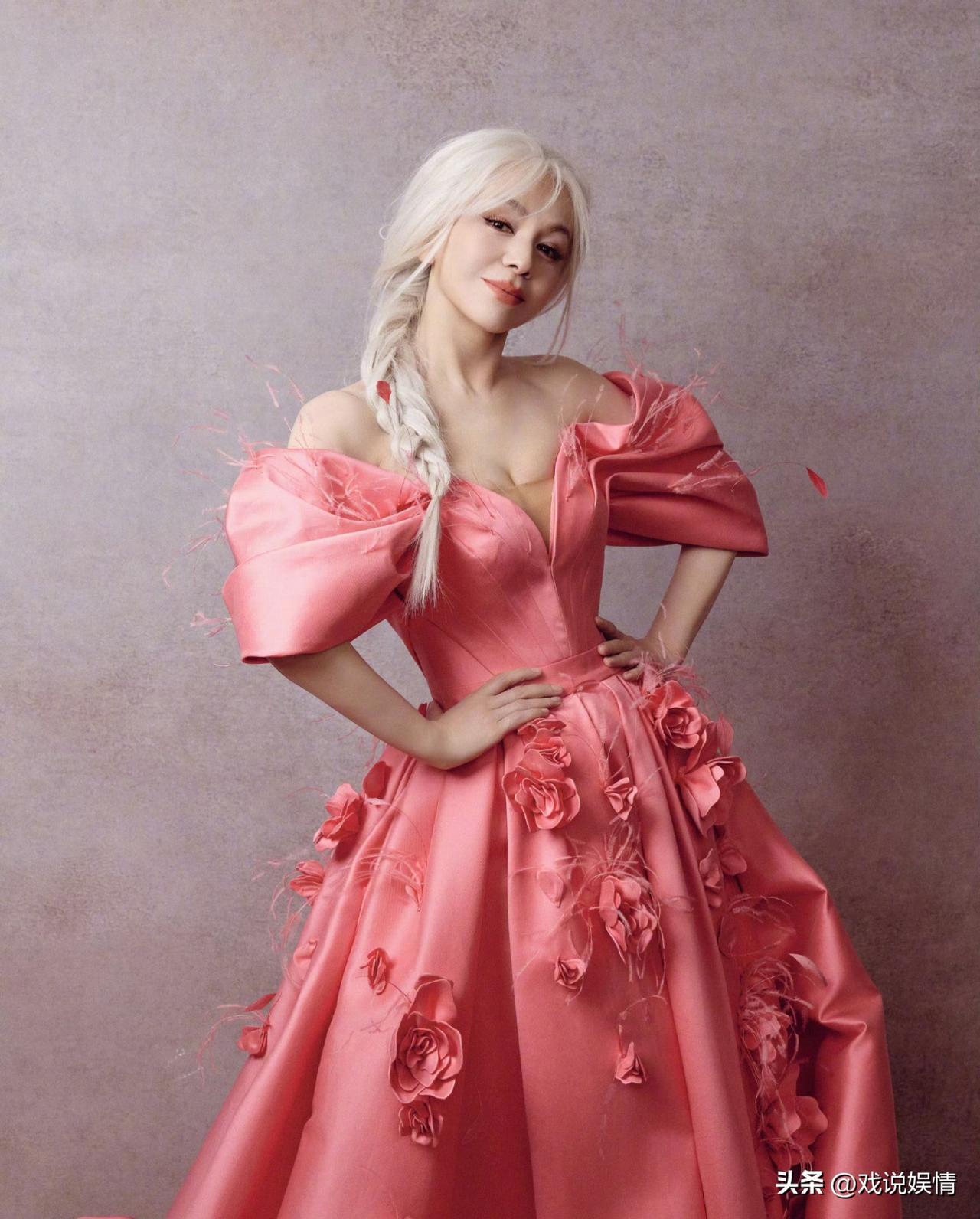 谁能看出来这是55岁的“雪姨”？
这是3月28日，演员王琳晒出的出席上海时装周的