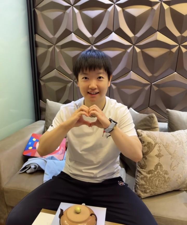 莎莎和一班河北小师妹们庆祝生日，看那背景，像是酒店里面，这应该是在澳门庆祝的生日