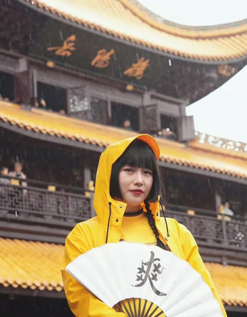漫游雨中岳阳楼，细雨如丝，缠绵地落在岳阳楼的飞檐斗拱上，朦胧了远处的洞庭烟波。漫