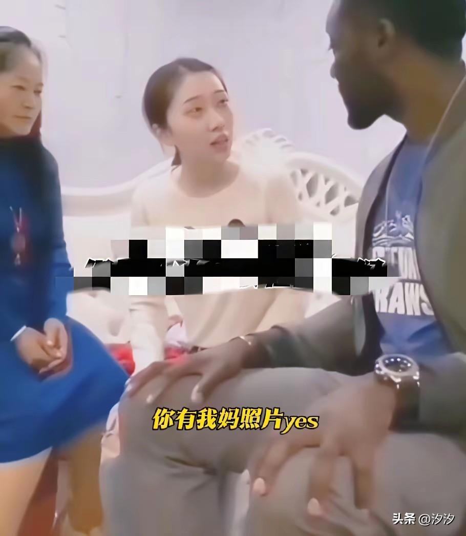 单亲母亲含辛茹苦的养大了女儿，
没想到女儿不顾反对嫁了老外，
在一起后老外也并未