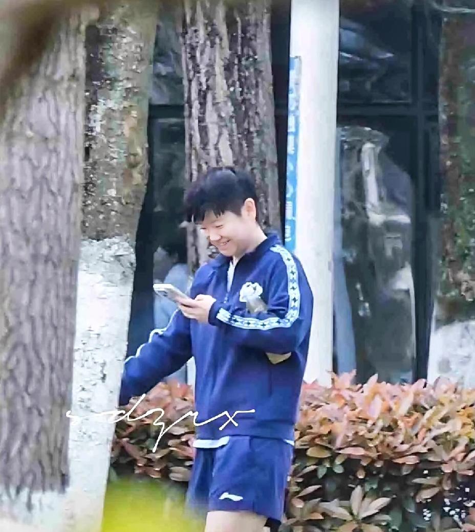 看把莎莎开心的，
啥事能不能分享出来，
让我们跟着你一起开心。

世界杯马上开始