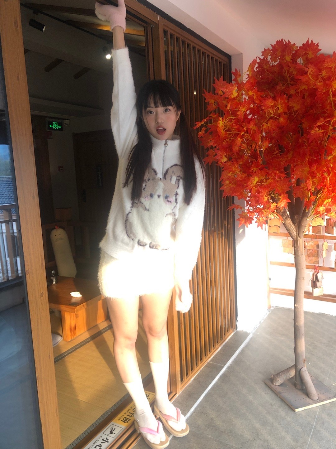 老有人评论说我瘦了其实并没有[泪] 脸真的好圆啊腿也肉肉的 感觉自己跟发腮了一样