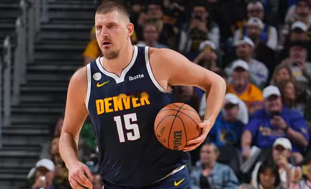 NBA常规赛继续进行，掘金今天在主场对阵灰熊。比赛进行至末节，约基奇目前已经拿下