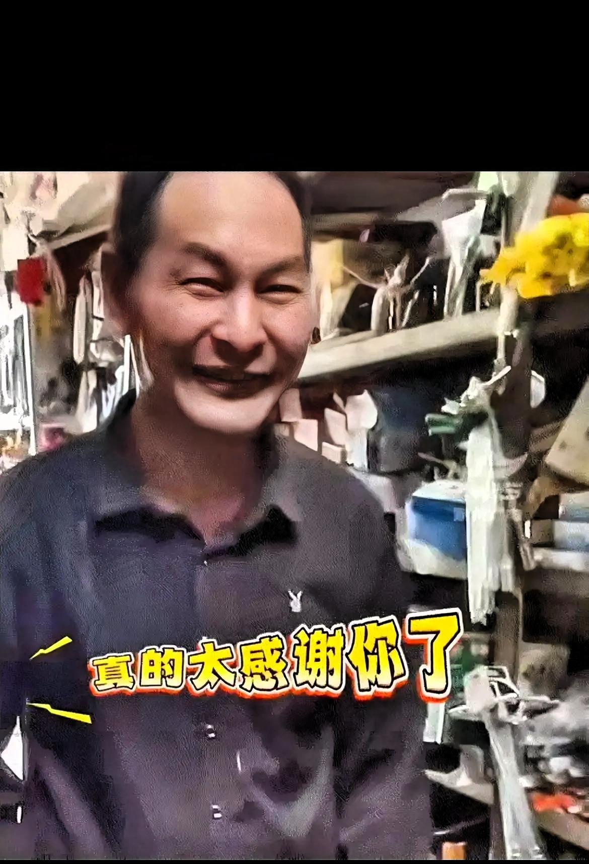 江苏，男子去五金店买东西，结账时被老板娘盯着看！他心里有些疑惑，没想到对方直接表