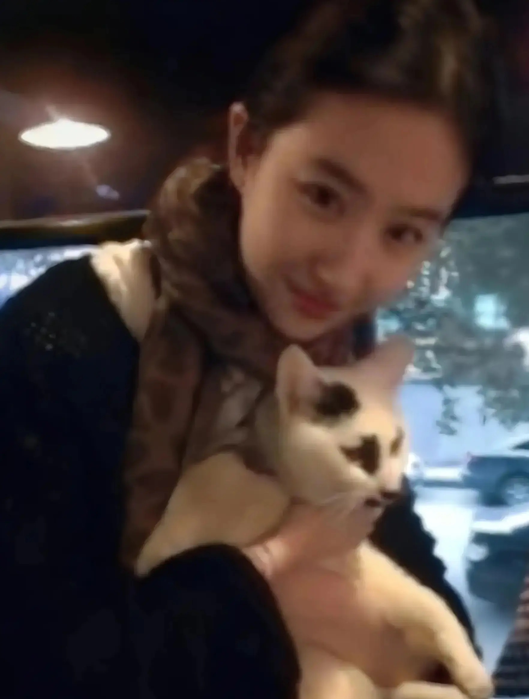 从没有看到她面露恶相 总是淡淡的恬静….. 