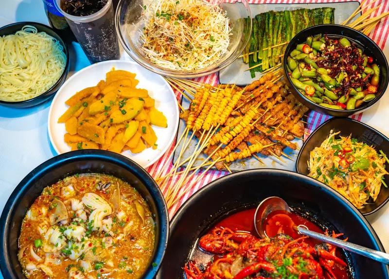 而吃宵夜的危害就更大了。很多人吃宵夜的时间距离睡觉很近，刚吃完就躺下休息，肠胃根