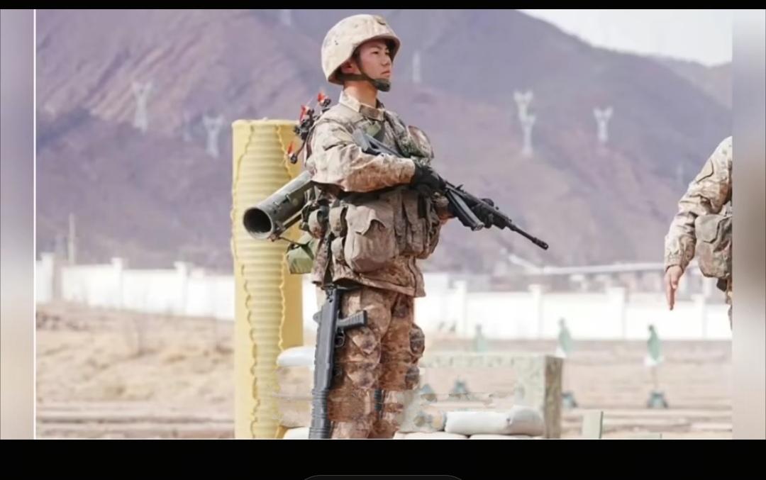 最近网上一张解放军战士的训练照炸翻了全网。尤其是军迷圈，更是引起了热议。
   