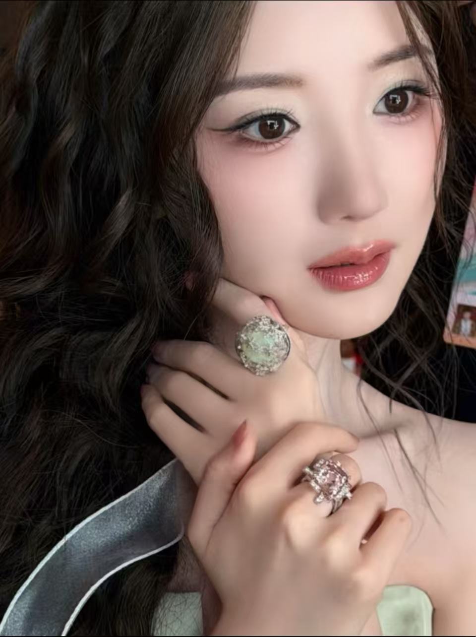首先你得有毛晓彤的底子 看完今年中秋晚会就一直在搜索毛晓彤同款眼影，结果发现本人
