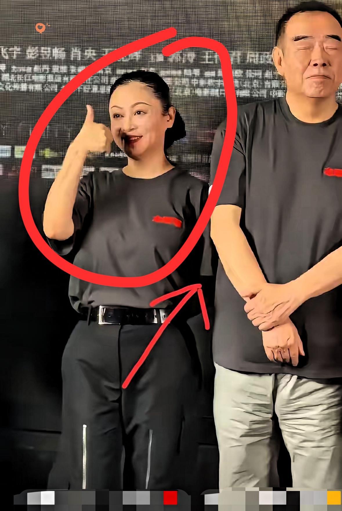 陈凯歌沉默了
他怎么也没想到倪萍的老公杨亚洲导了一部让整个娱乐圈都肃然起敬的电视