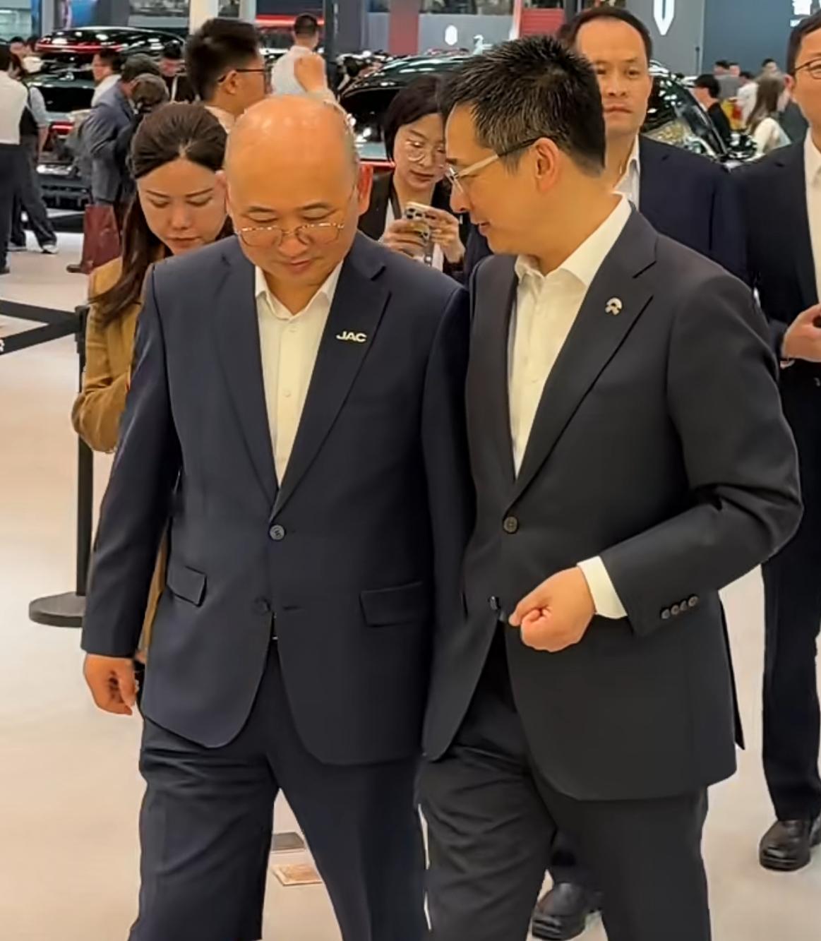 项兴初与秦力洪互动交流！

4月25日，北京车展第二日，江淮汽车董事长项兴初与蔚