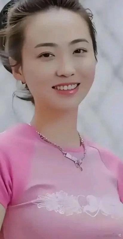 白珊珊，恒大歌舞团团长，1989年生人，属蛇的顶级美女。在最高端的商业舞台上风光