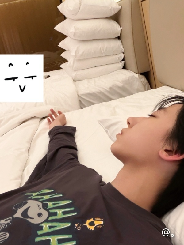 旁边的床放了五个枕头 五字 