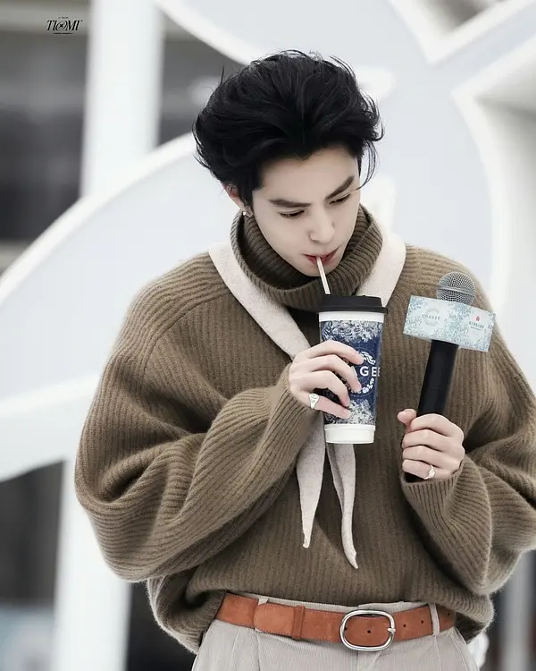 王鹤棣今天线下活动这身很冬日男友风 谁懂 