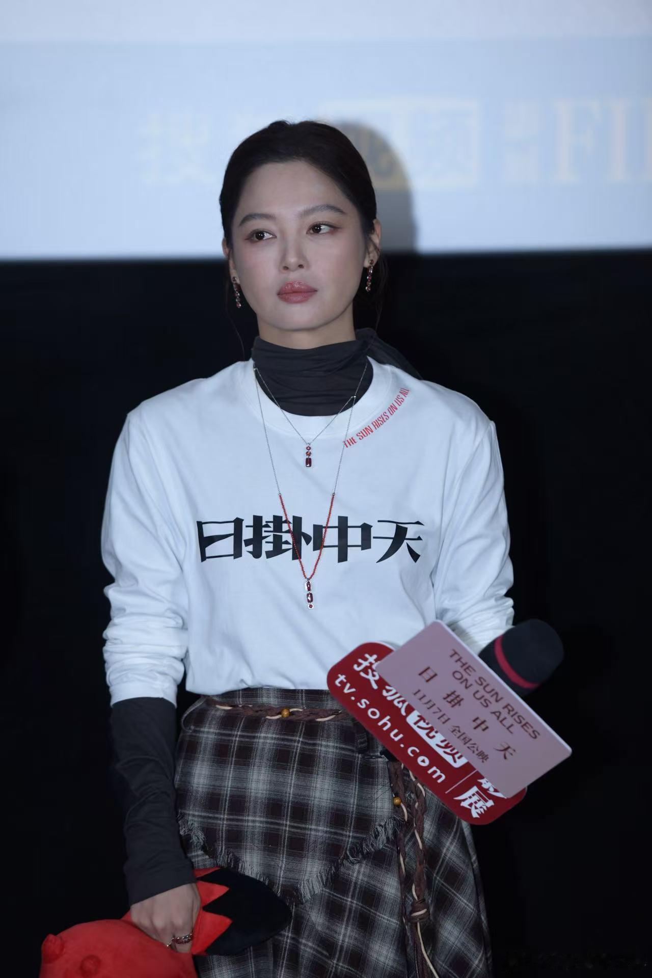 辛芷蕾电影里的小肚子是真的辛芷蕾辟谣为拍戏增重20斤 电影《日掛中天》首映礼上辛