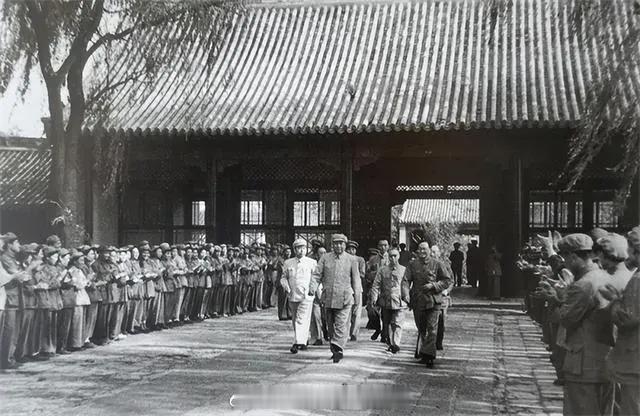 这张照片记录了主席和开国元勋们入驻中南海的场景。从韶山到长沙，从上海到井冈山，从