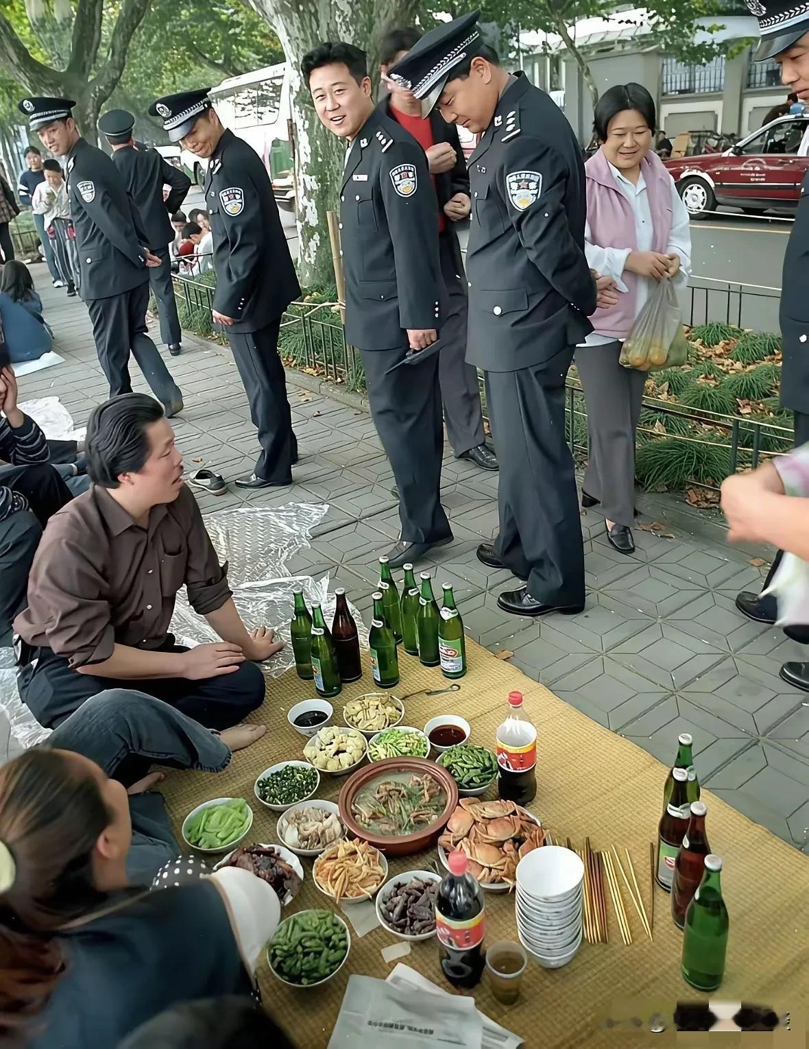 路边聚餐，民警投来了羡慕的眼光。一家人周末路边聚餐，准备了丰盛的吃食，还有螃蟹，