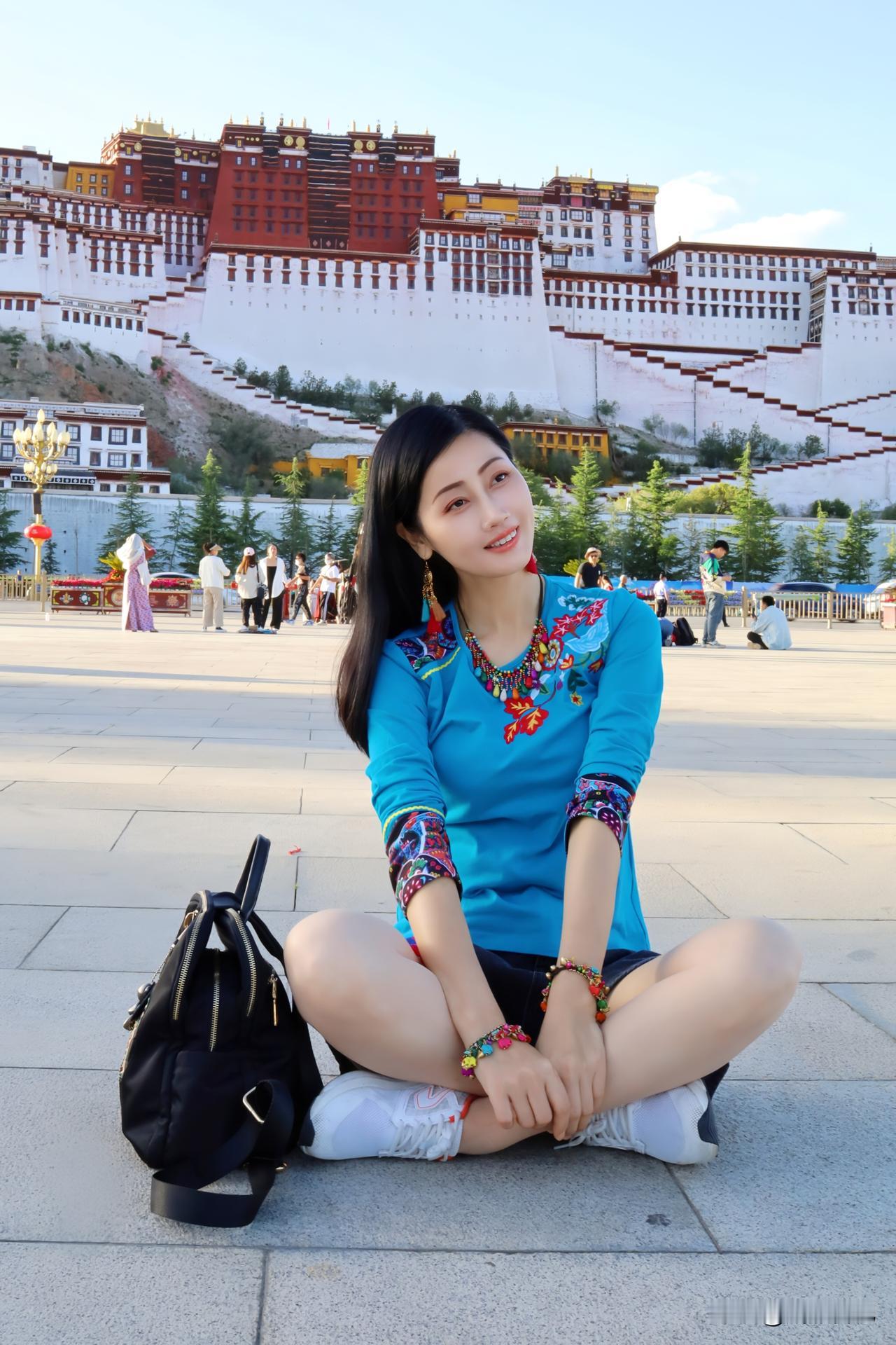 或许只有到达布达拉宫，西藏才变得如此具象化。