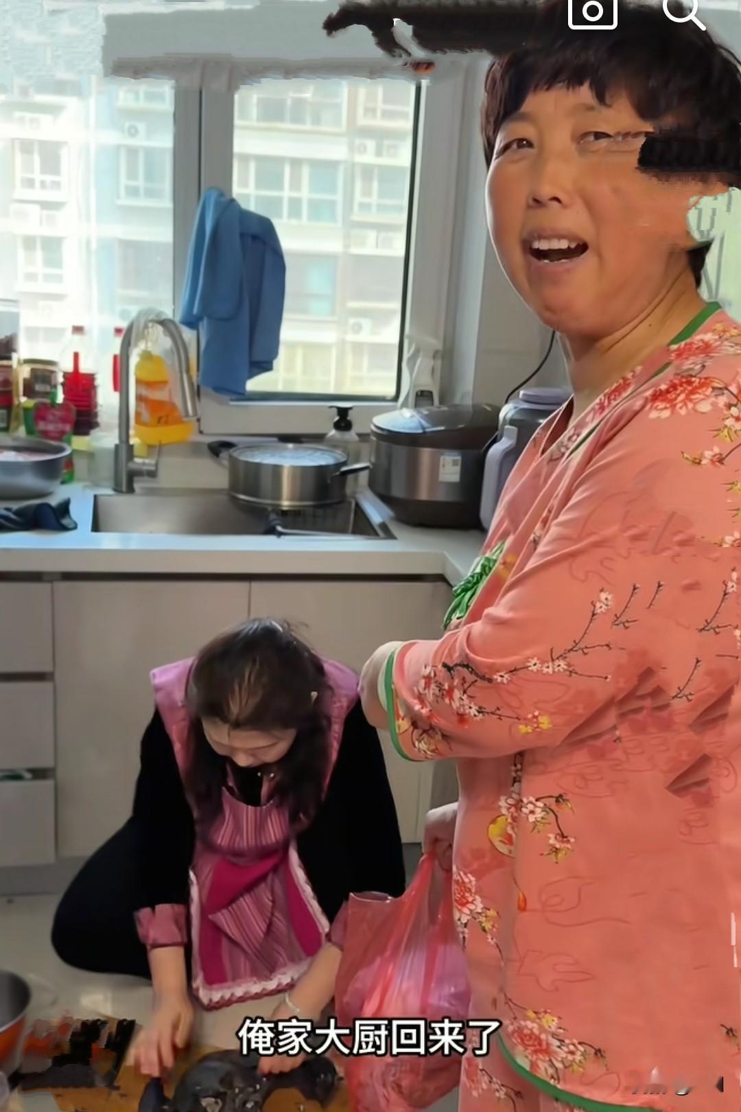 果不其然，二霞给聪聪媳妇带来的两只大乌鸡，最终还是由她亲自下厨烹制。
二霞系上围