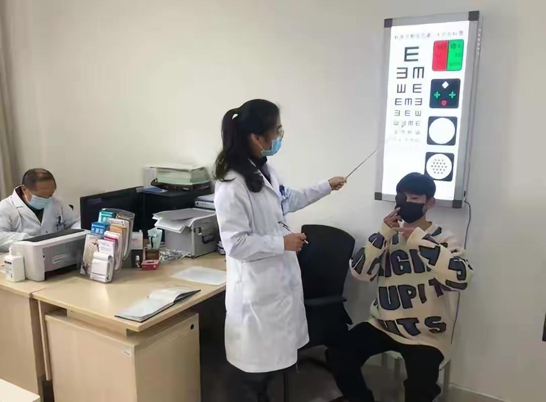 征兵办快坐不住了，十四亿人，怎么就招不着几个不戴眼镜的兵？
翻看体检数据，不少青