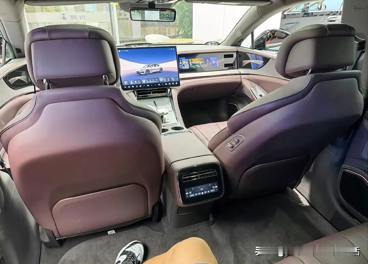 一个朋友预算25万准备买车，问我买啥车合适，需求家用，空间大，我直接推荐他买问界