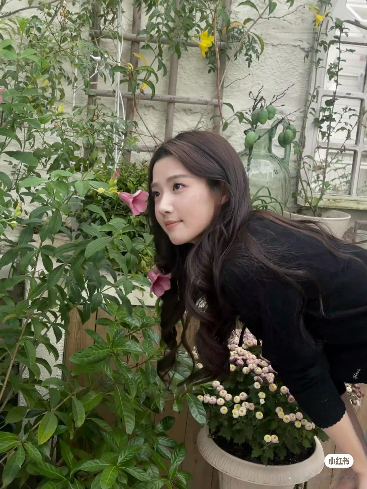 卢昱晓   🌷卢昱晓轧戏🌷卢昱晓胡羞若誓言有形状，该是晒谷场上盘旋的蜻蜓：透
