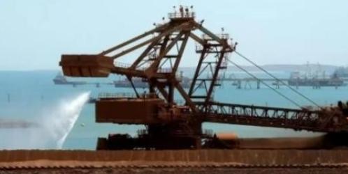 中国买矿石坚持用人民币，不玩美元那一套了。美国让澳大利亚必须用美元卖，结果自己又