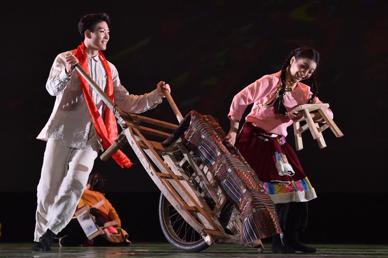 在“三八”妇女节，想起那些令人动容的中国女性故事。两朵月季，“娇龙月季”跋涉40