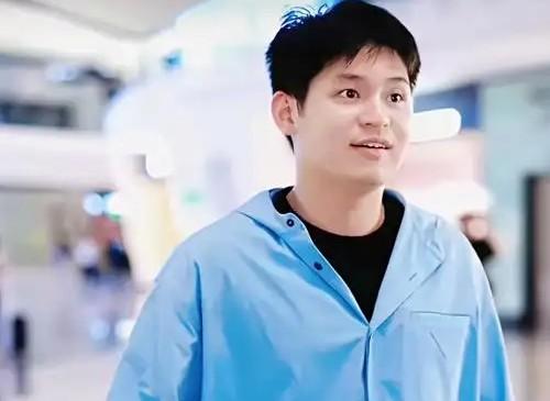 右肩二级撕裂，他站上了太原的赛场。
这伤要是搁普通人身上，早躺平了。
可他是林诗