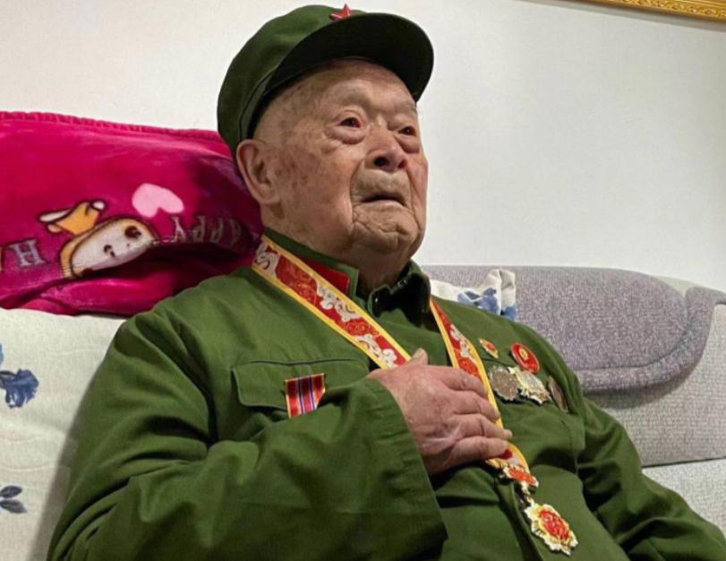 抗美援朝时，他一人歼敌 400 余人，立下汗马功劳，复员时却因工作人员写错一字，