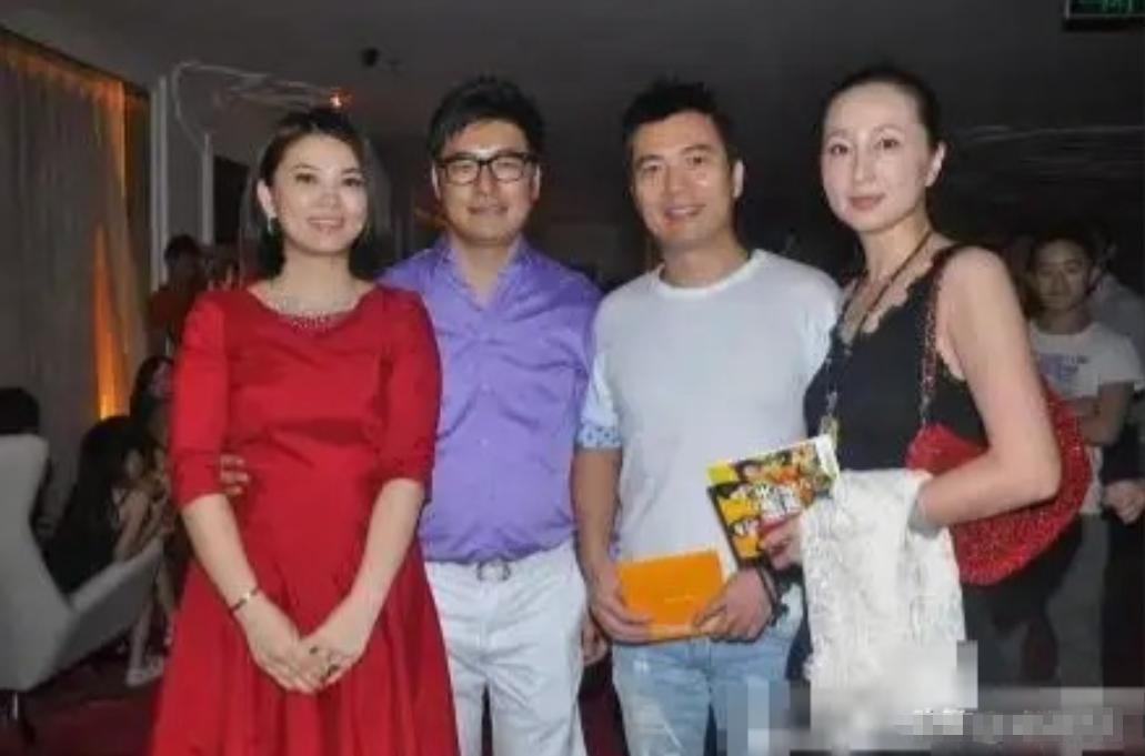 2006年，黄健翔的妻子孙颖，确诊为r腺癌，做完手术后，黄健翔提出离婚:“亲爱的