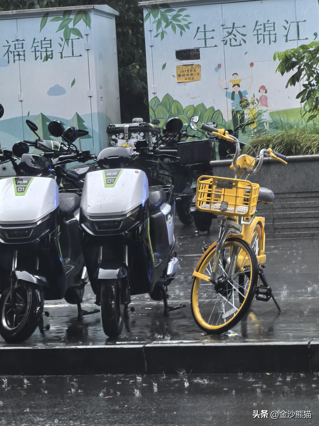 突降暴雨！立秋第二天的成都，真的要降温了吗？⛈️
 
就在刚刚！傍晚18:50，