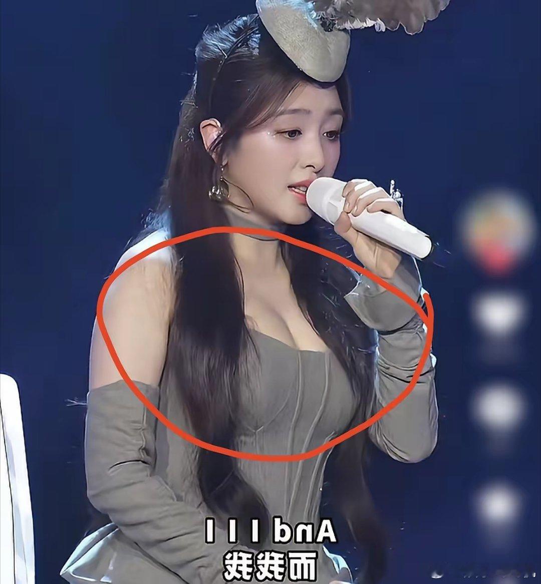 张含韵越来越丰满成熟了！胸大手臂就很有肉，仿佛一下子变的很有女人味，变的像李小冉