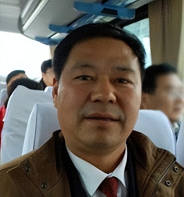 蓝翔技校校长荣兰祥，曾风光无限，却因家庭纠纷跌落神坛。他与前妻孔素英从恩爱到反目
